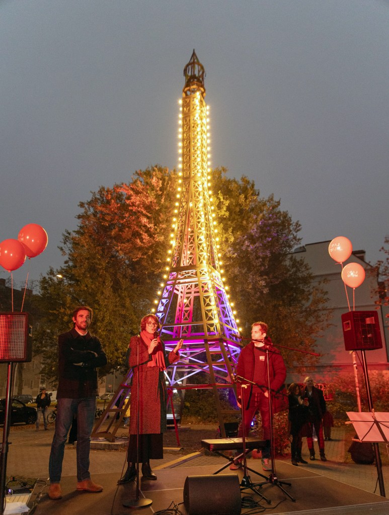 Der neue Weddinger Eiffelturm mit Lichterkette. Foto: Olad Aden