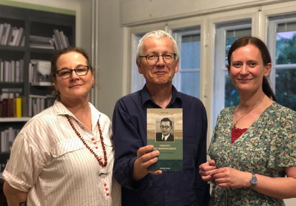 Bei Vorstellung des Buches "Paradies mit Brennnesseln. Hans Fallada in Brandenburg" in Neuenhagen im Juni 2023: Autor Roland Lampe mit Saskia Klemm (links) und Sandra Knopke vom findling Verlag. Foto: Stefanie Reich