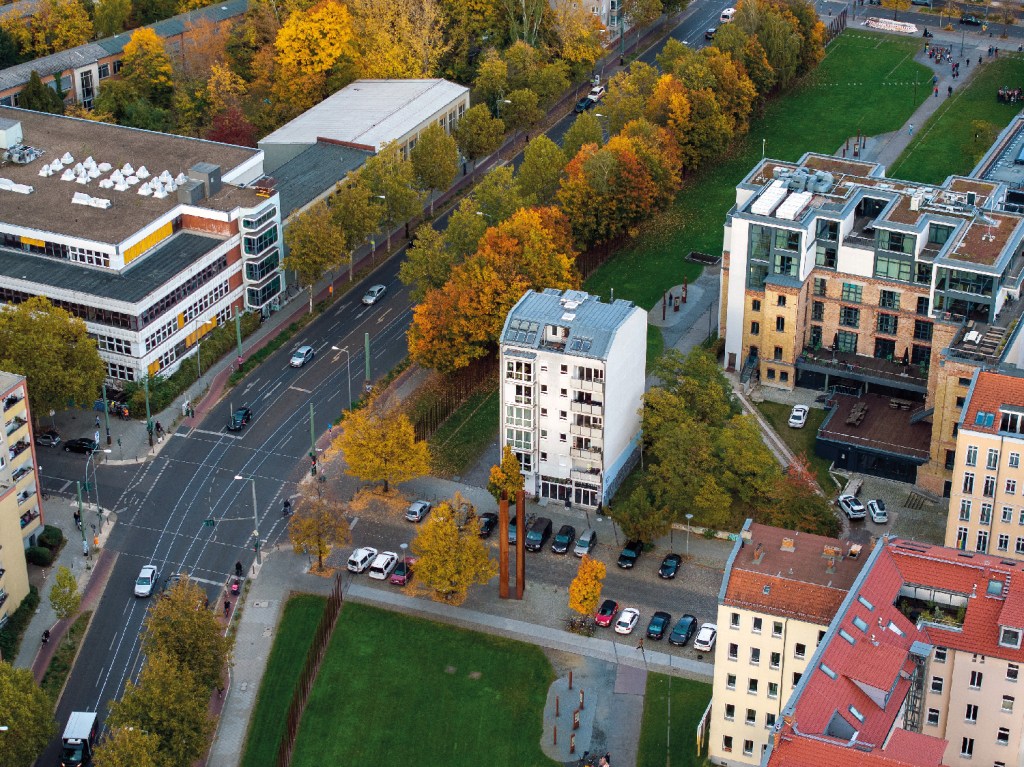 Im weißen Haus auf dem ehemaligen Grenzstreifen ist heute das Café Libre. Foto: Karachoberlin