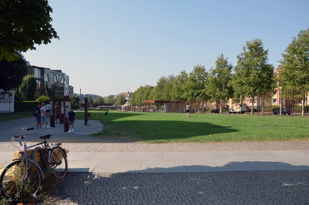 Die Mauergedenkstätte mit seinen Grünflächen liegt direkt vor dem Café. Foto: Regine Allgayer