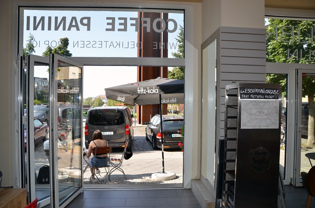 Blick aus dem Café auf die Strelitzer Straße. Foto: Regine Allgayer
