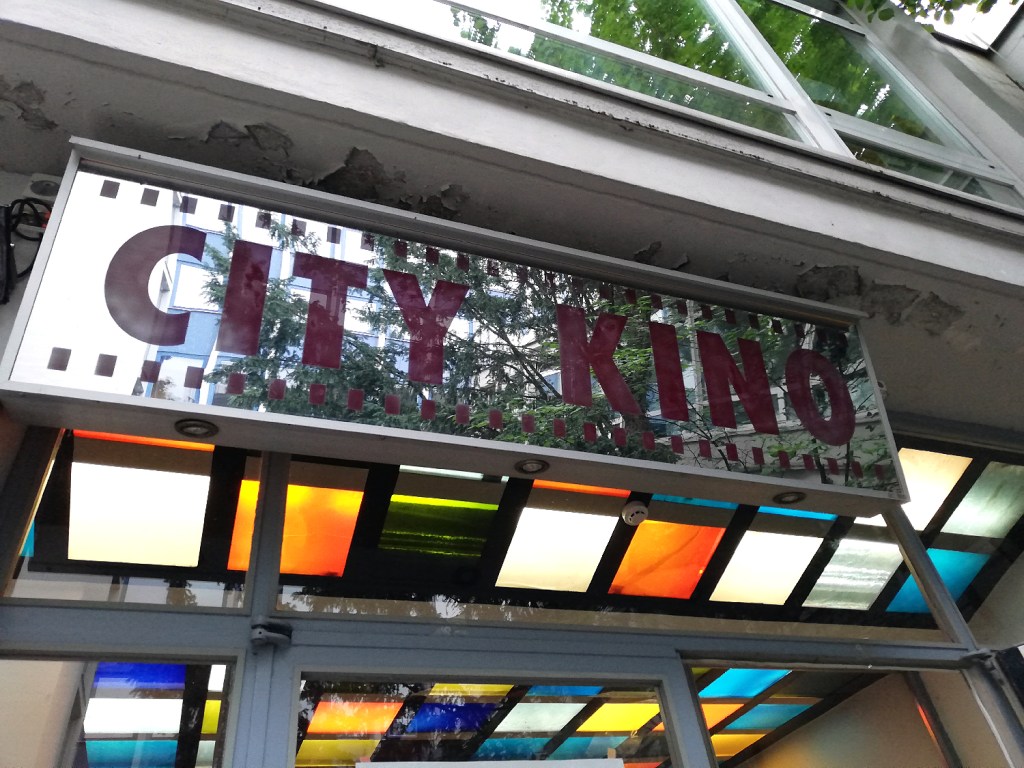 Das City Kino in der Müllerstraße mit seiner markanten Deckengestaltung im Kinofoyer. Foto: Hensel