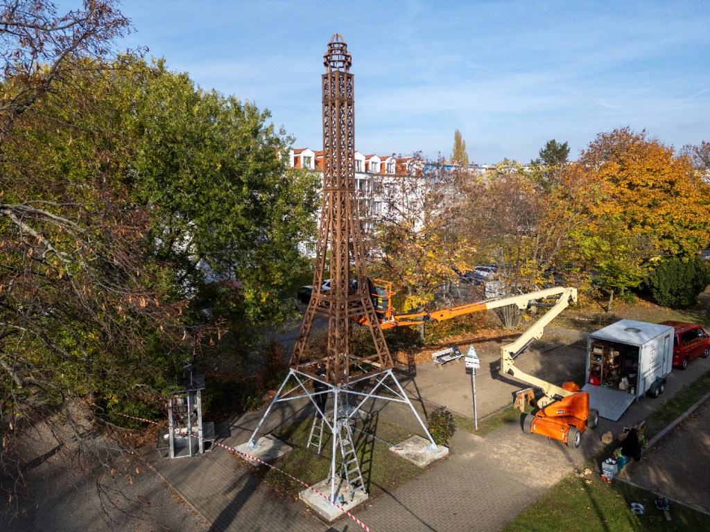 Ein alter Bekannter ist zurück in der Müllerstraße: der Weddinger Eiffelturm steht wieder. Foto: karachoberlin