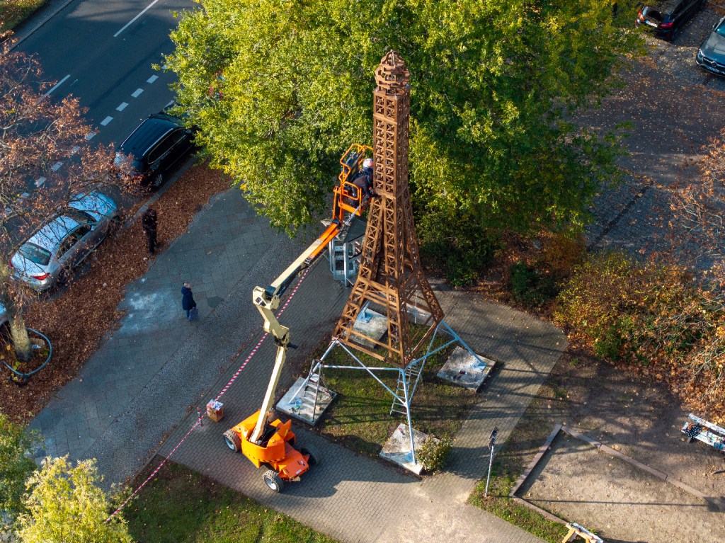Der neue Weddinger Eiffelturm steht! Foto: karachoberlin