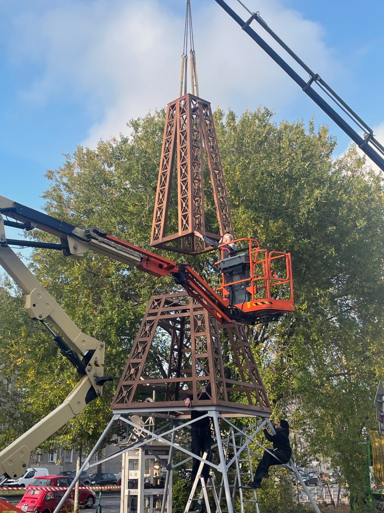 Segment Nummer zwei wird platziert. Foto: CFB