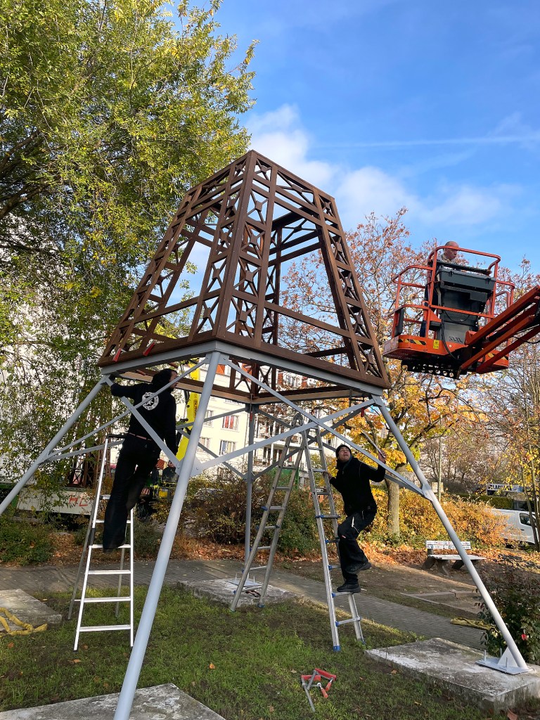 Das erste Teil des Neubaus wird auf dem Gerüst fixiert. Foto: CFB