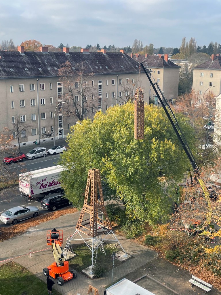 Das oberste Segment wird mit einem Kran gehoben, um es auf dem Turm zu befestigen. Foto: CFB