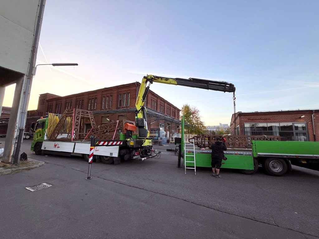 Die vorgefertigten Teile werden in der Malzfabrik in Tempelhof auf einen Laster geladen. Foto: CFB