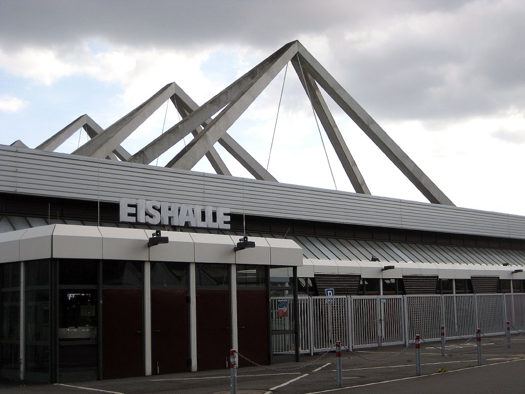 Eingang zur Eishalle des Erika-Heß-Eisstadions. Foto: Hensel