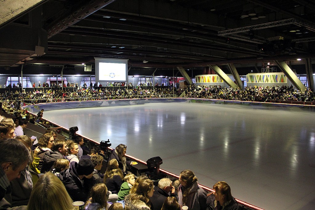 Die Eishalle des Erika-Heß-Eisstadions, hier kurz vor Beginn der Aufführung des "Eismärchen" im Jahr 2019. Foto: Hensel
