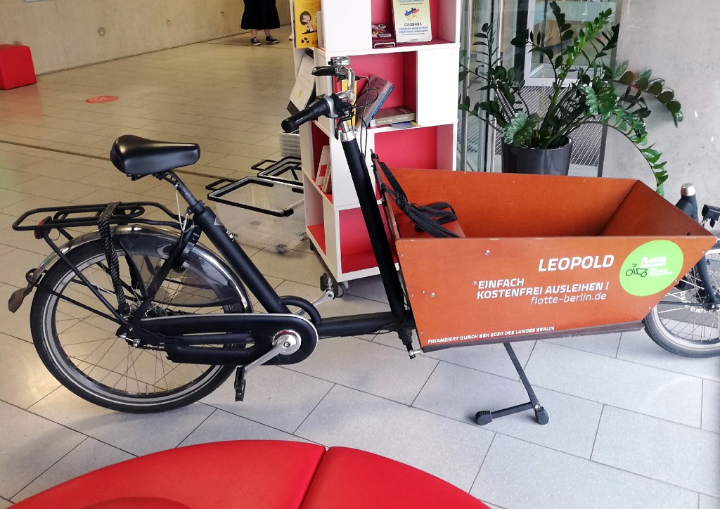 Das Lastenrad Leopold parkt im Foyer der Schillerbibliothek. Foto: Hensel