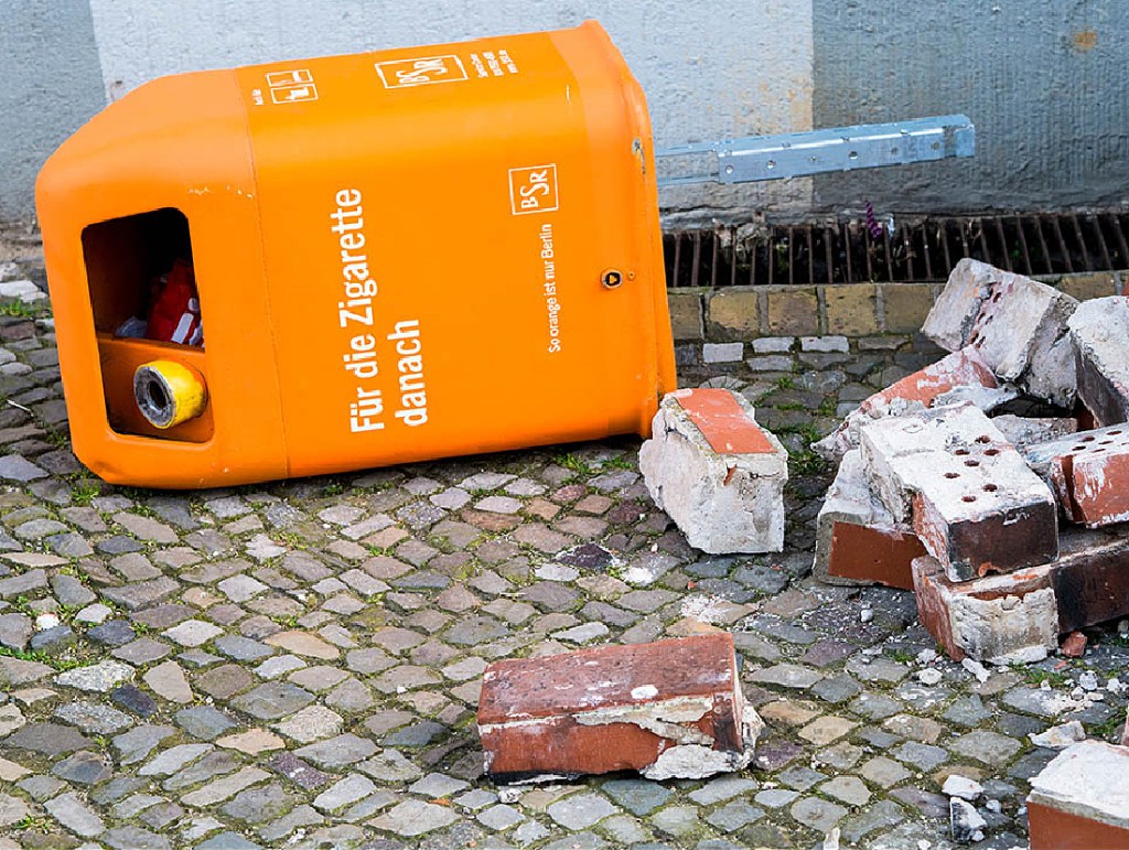 So wird das nichts! Ein liegender Mülleimer in der Grüntaler Straße. Foto: Sulamith Sallmann
