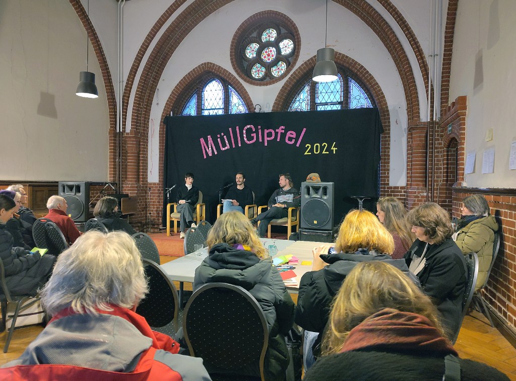 Beim Müll-Gipfel im Wichernsaal der Stephanuskirche. Foto: Hensel