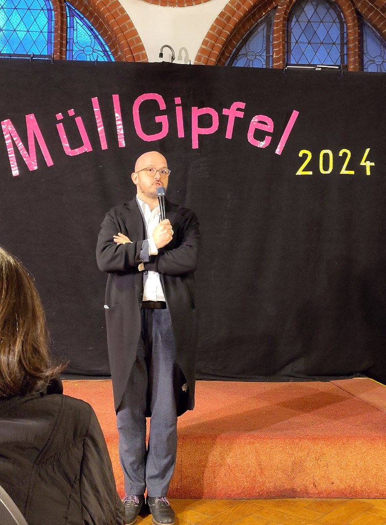 Bezirksstadtrat Christopher Schriner skizzierte seine Gedanken zum Thema Müll im Stadtteil. Foto: Hensel
