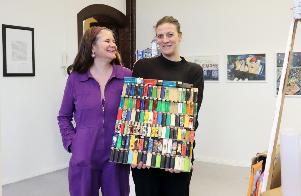 Lena Reich (rechts) mit Susanne Schulze-Jungheim im Müll Museum Soldiner Kiez. Foto: Schnell