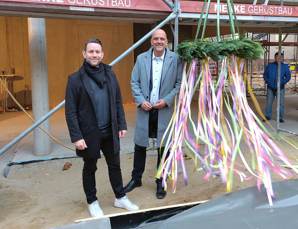 Stadtrat Christoph Keller (links) und Staatssekretär Stephan Machulik beim Richtfest am Anbau des Olof-Palme-Zentrums. Foto: Hensel
