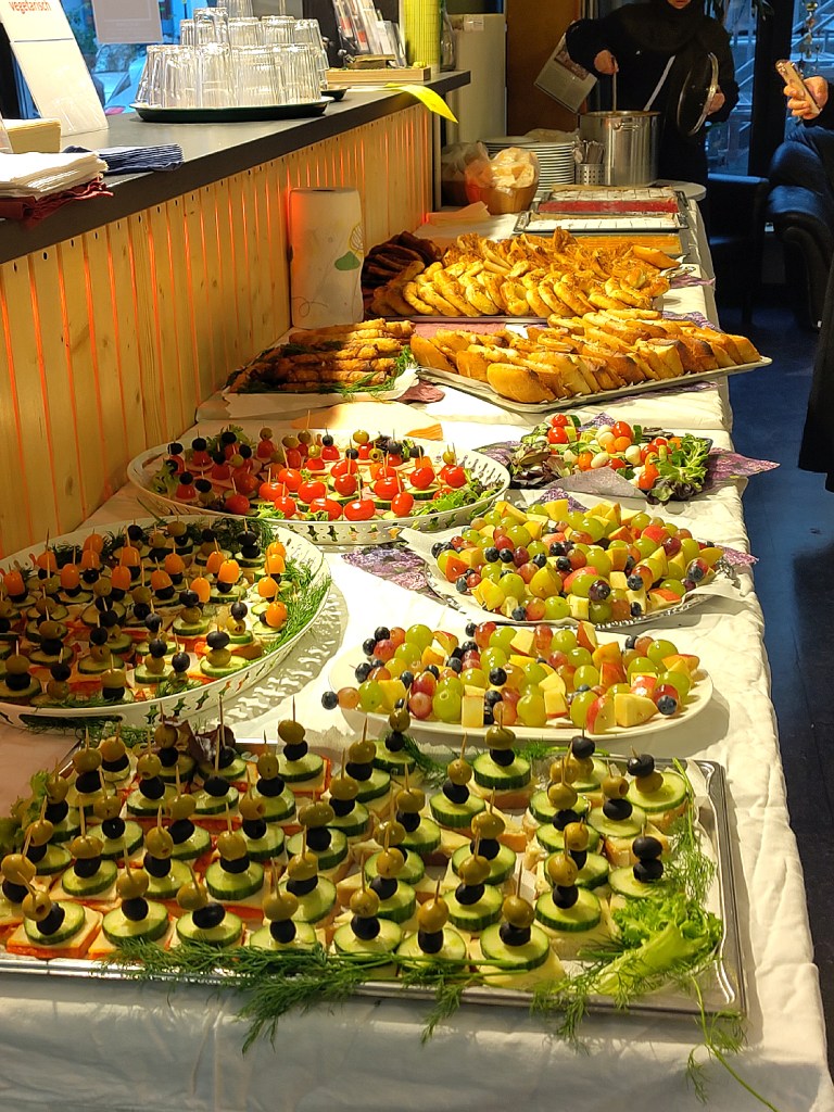 Das Buffet zum Richtfest stammte vom Karahane e.V. Foto: Hensel