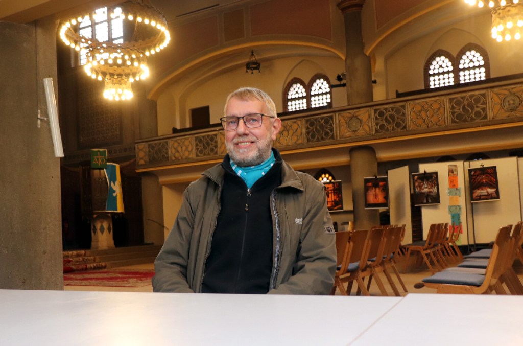 Siemen Dallmann in der Osterkirche. Er organisiert den Lebendigen Adventskalender im Sprengelkiez. Foto: Schnell