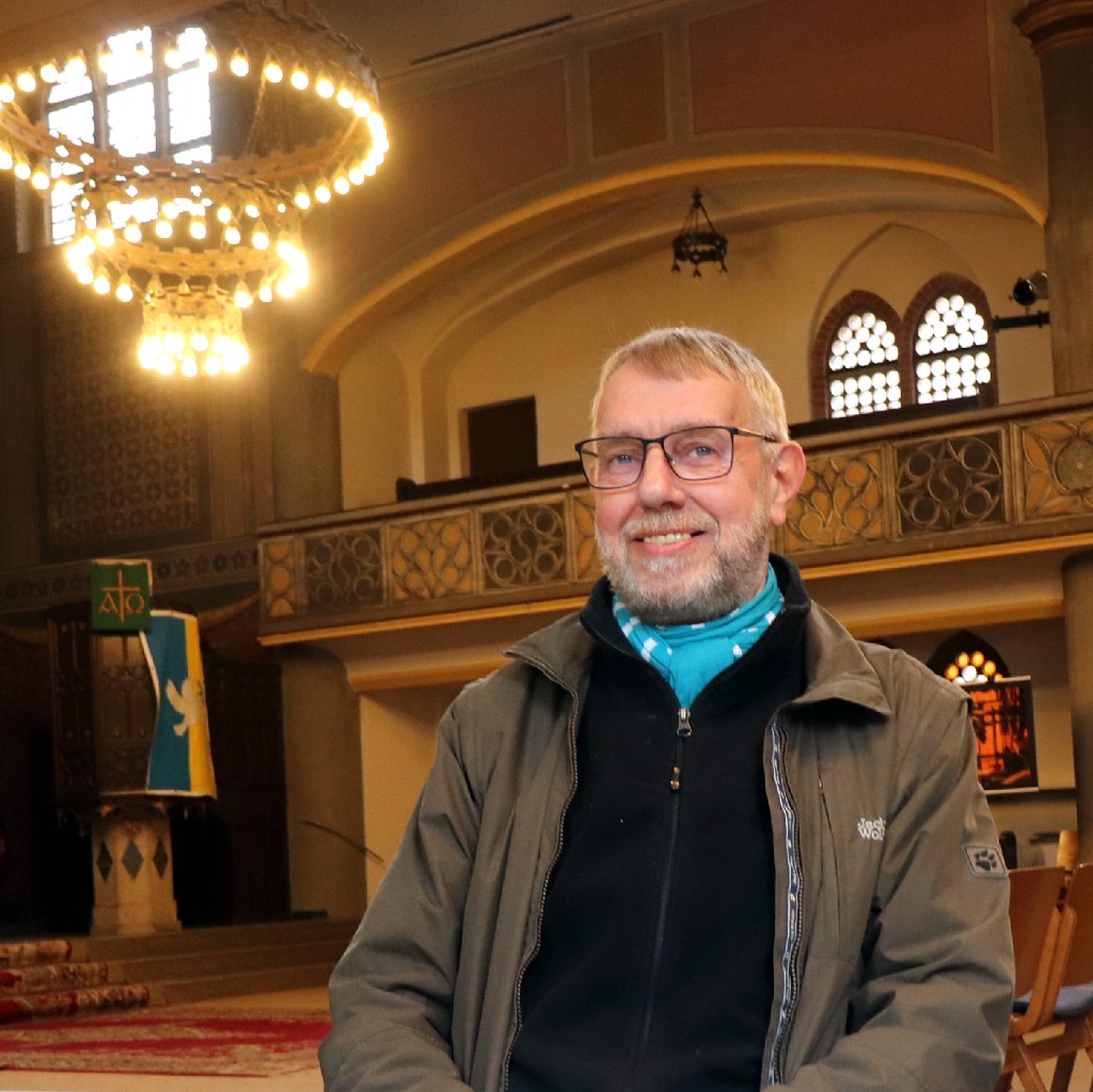Siemen Dallmann in der Osterkirche. Er organisiert den Lebendigen Adventskalender im Sprengelkiez