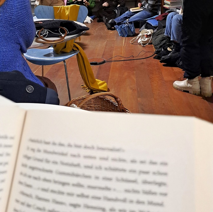 Silent Book Club in der Bibliothek am Luisenbad. Foto: Andrei Schnell