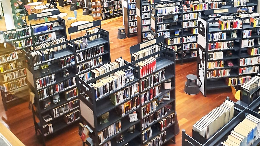 Stille im Lesesaal der Bibliothek am Luisenbad. Foto: Andrei Schnell