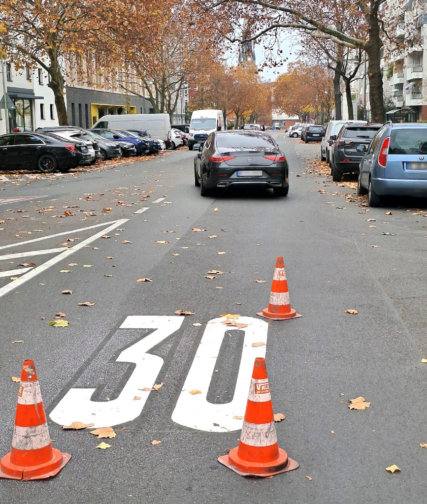 In der Usedomer Straße wurde jetzt mit einer Fahrbahnmarkierung auf die Tempo-30-Zone erinnert. Foto: Schnell