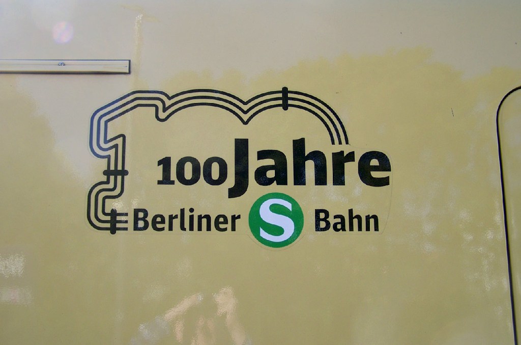 Feierlicher Hinweis an jedem Triebfahrzeugwagen. Foto: Ralf Schmiedecke