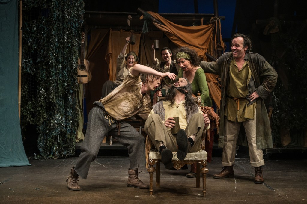 Eine Szene aus dem Stück "Ronja Räubertochter" im Atze Musiktheater. Foto: Jörg Metzner