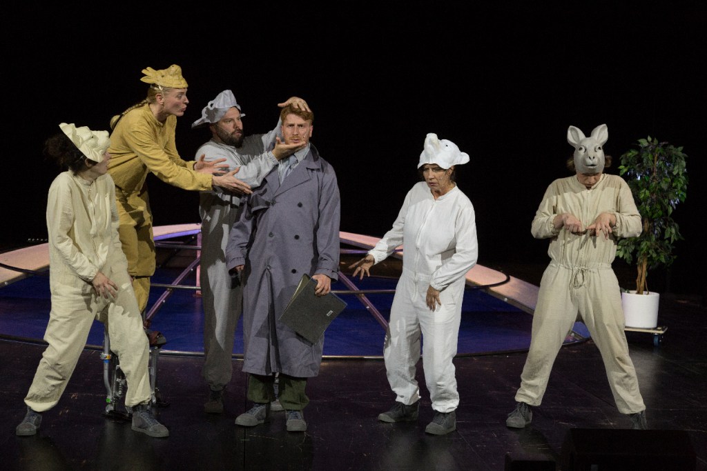 Eine Szene aus "Konferenz der Tiere" im Atze Musiktheater. Foto: Barbara Eismann