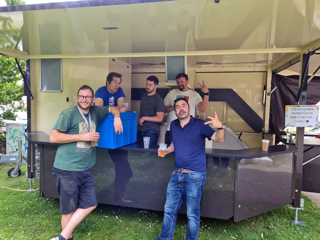 Alexandre Bocage (links) mit Kollegen bei einem Fest im Centre Français. Foto: CFB