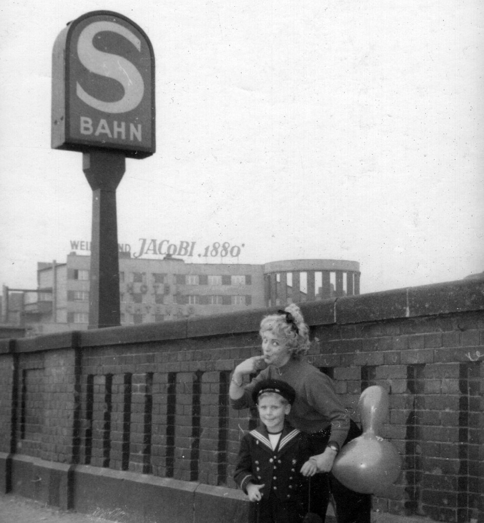 Badstraßenbrücke am S-Bahnhof Gesundbrunnen um 1960. Foto: Sammlung Ralf Schmiedecke