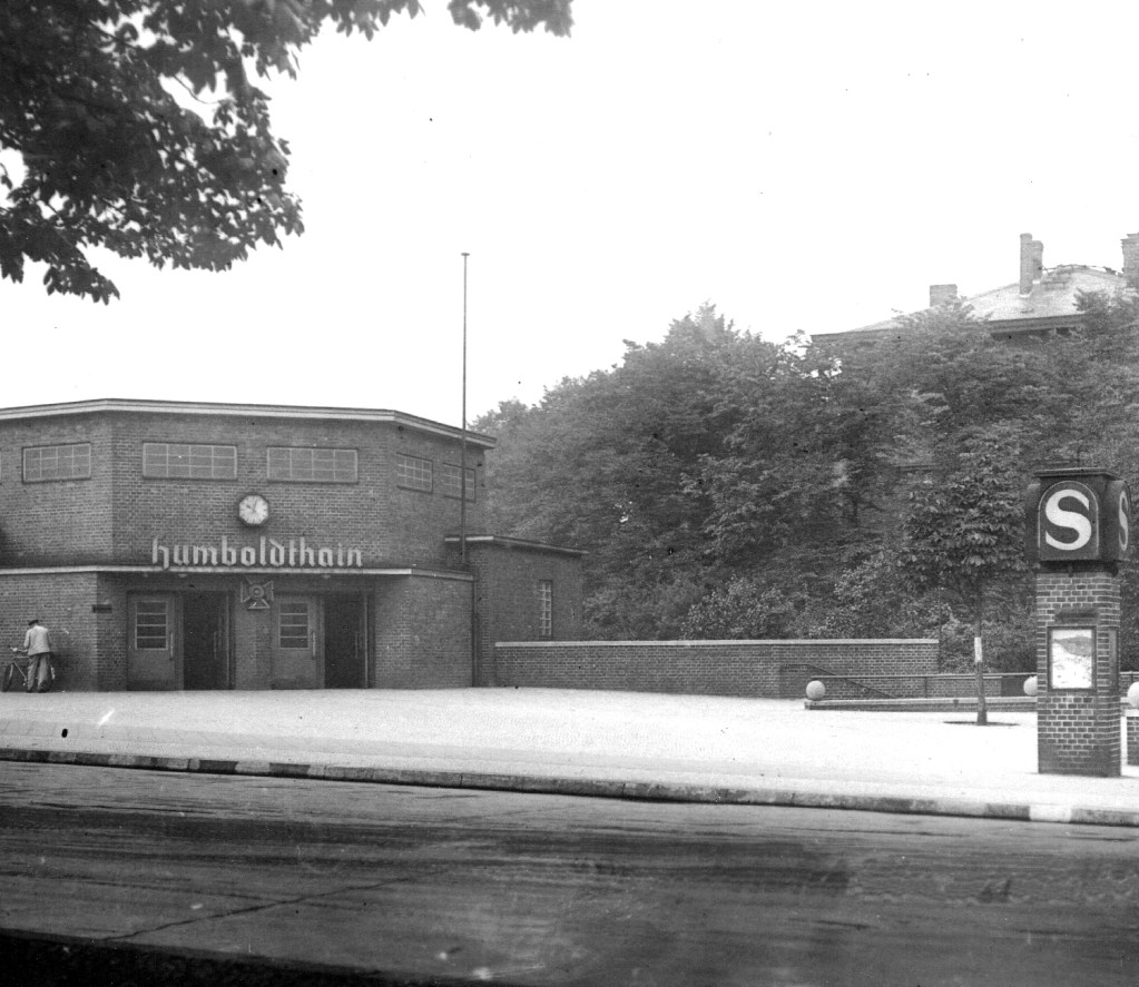 Bahnhof Humboldthain mit S-Hinweissäule um 1938. Foto: Sammlung Ralf Schmiedecke