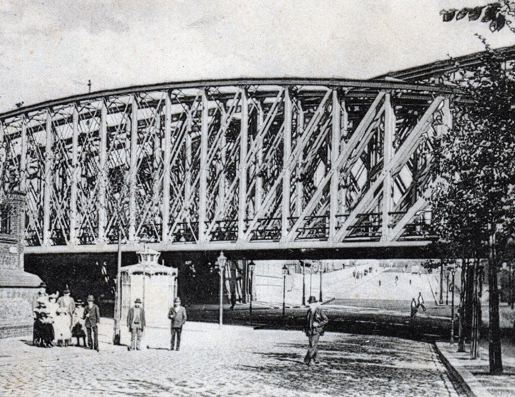 Vorn die alten Liesenbrücken der Vorortzüge, 1903. Foto: Sammlung Ralf Schmiedecke