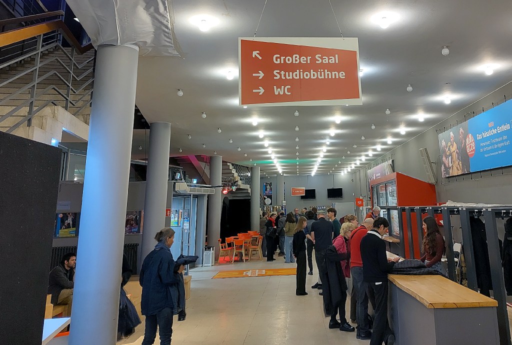 Blick ins Foyer des Atze Musiktheaters. Hier findet nach der Vorstellung das Adventssingen statt. Foto: Hensel