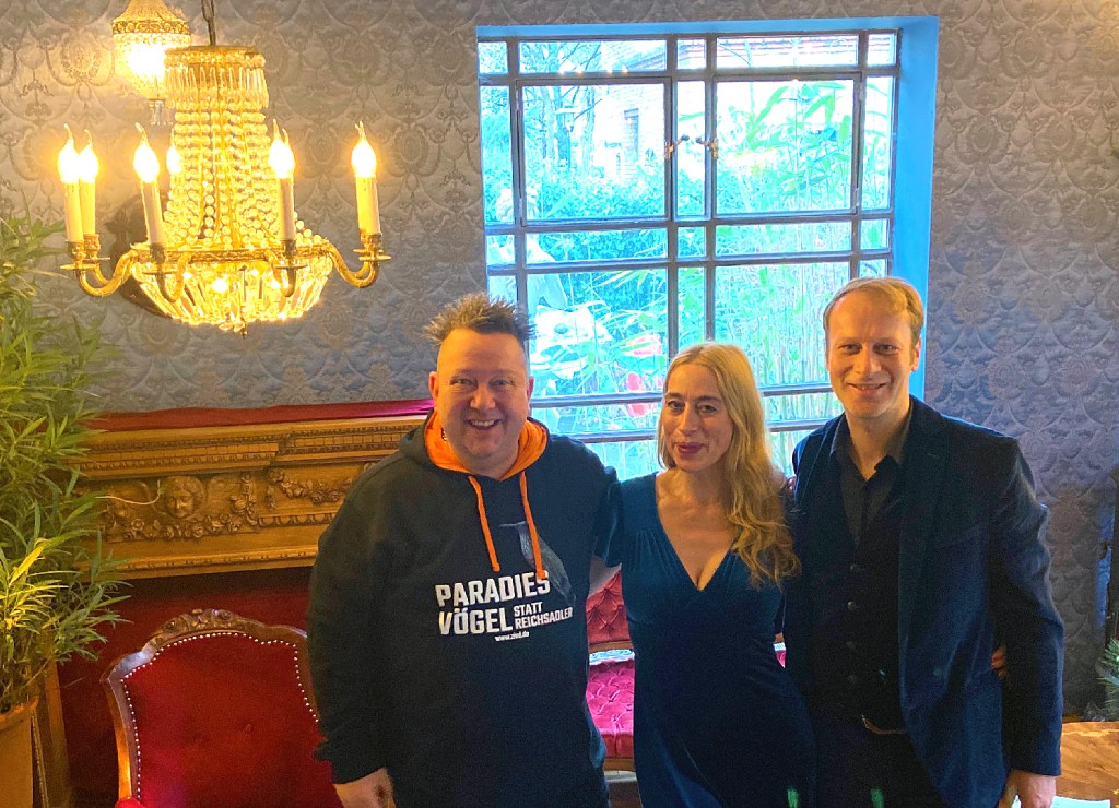 Sebastian Krumbiegel (links) mit Djamila Rempel und Robert Bittner vom Ballhaus Wedding. Foto: Ballhaus Wedding