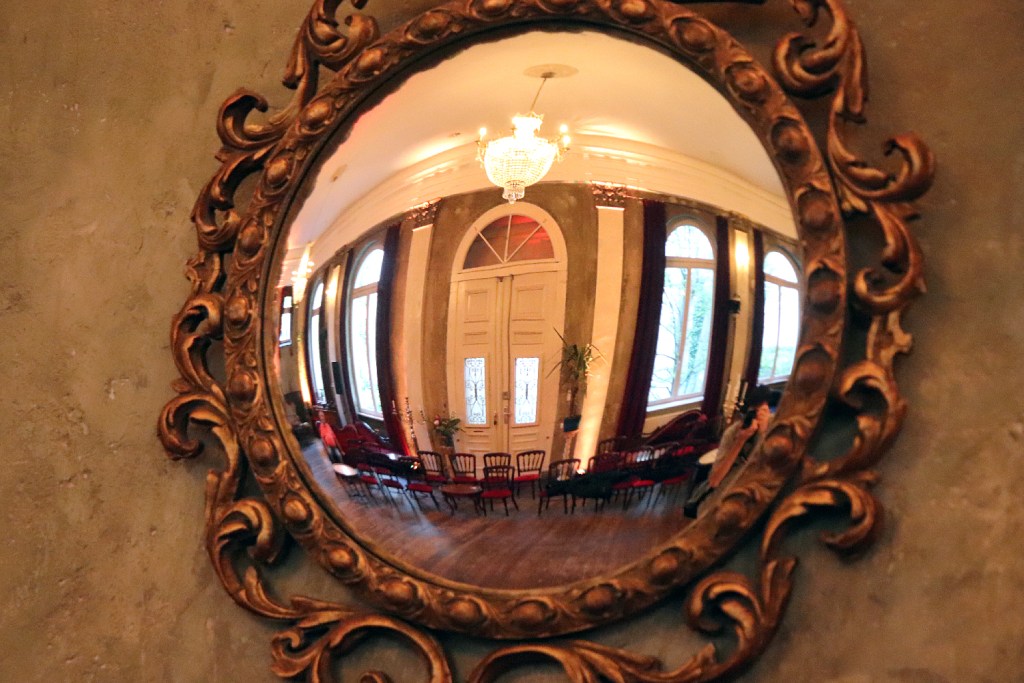 Blick in den Saal des Ballhaus Wedding durch einen Spiegel. Foto: Schnell