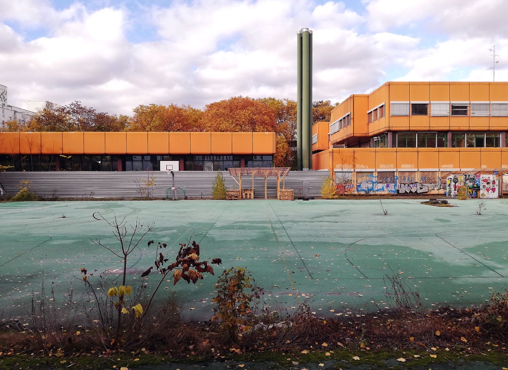 Auf dem ehemaligen Schul-Sportplatz soll der Interimsbau für die Ernst-Reuter-Schule entstehen. Foto: Hensel
