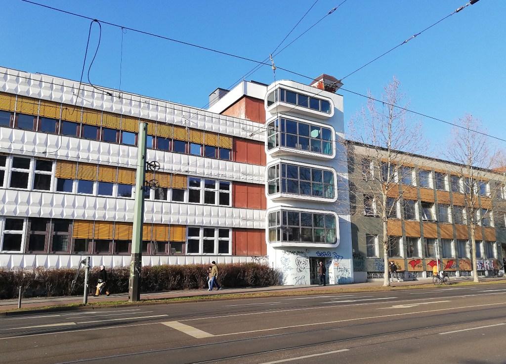 Die Ernst-Reuter-Schule von der Bernauer Straße aus gesehen. Die Schule soll saniert werden. Foto: Hensel