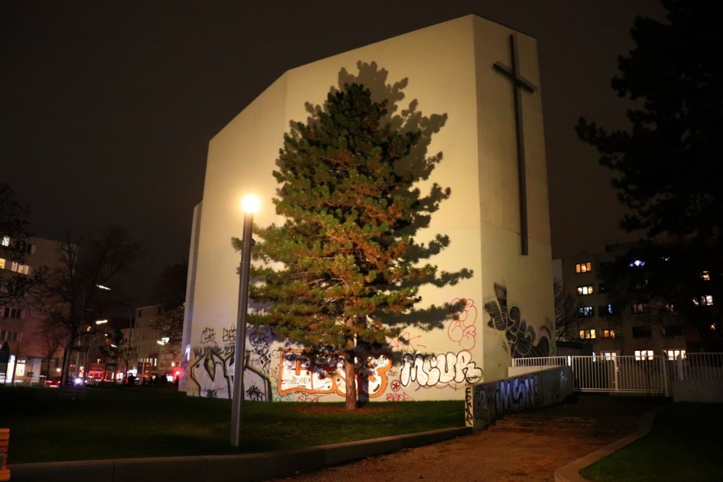 Malerische Fichte vor der Dankeskirche im Scheinwerferlicht. Foto: Andrei Schnell