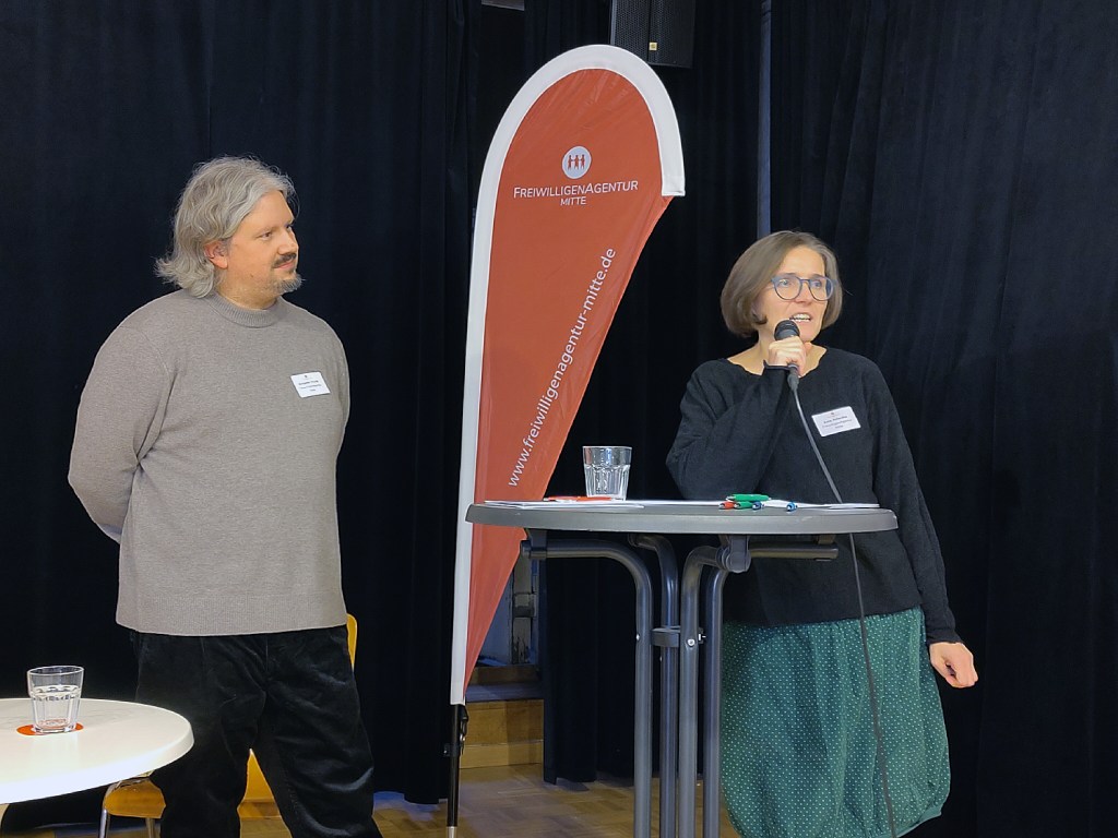 Benjamin Vrucak und Anna Asfandiar von der Freiwilligenagentur Mitte bei der Festveranstaltung. Foto: Hensel