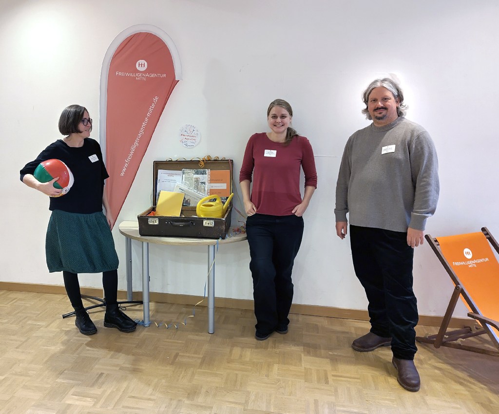 Das Team der Freiwilligenagentur: Anna Asfandiar (links), Anna Grüner und Benjamin Vrucak. Foto: Hensel