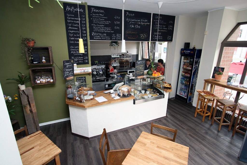 Blick in den Gastraum und auf den Tresen im Café Freysinn. Foto: Hensel