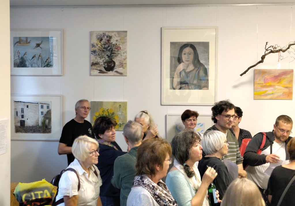 Viele Menschen waren zu der Ausstellungseröffnung gekommen. Foto: Hensel