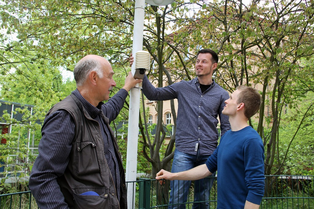 Ein Messpunkt für das Kiezklima-Projekt wird in Betrieb genommen. Foto: Hensel