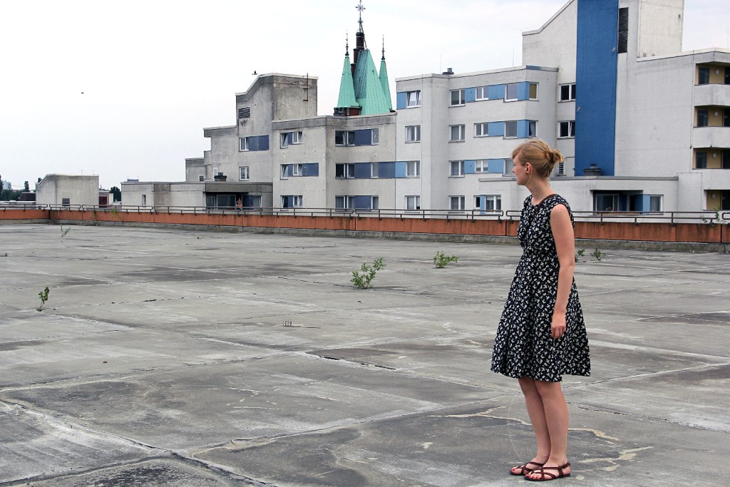 Eva Wiesemann vom Projekt Kiezklima auf dem Dach des Obi in der Demminer Straße: nichts als Beton. Foto: Andrei Schnell