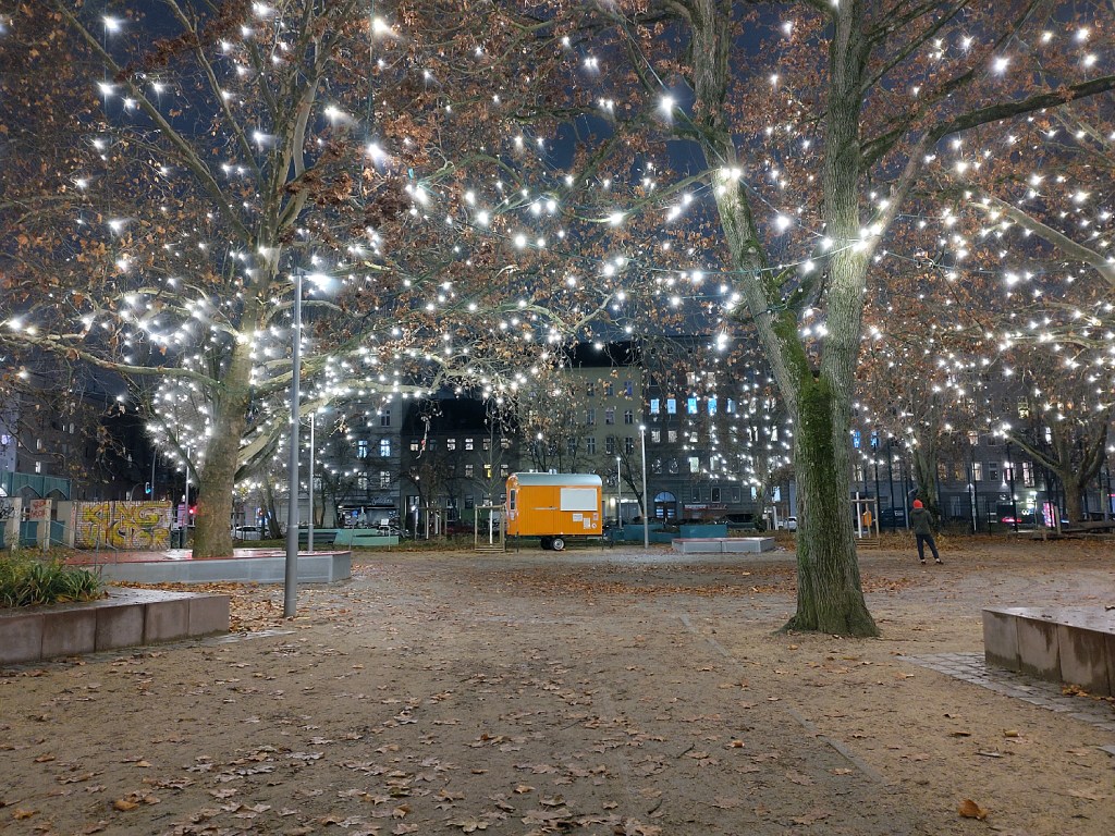 Schöne Beleuchtung: Lichterketten am Maxplatz, dem hinteren Leopoldplatz