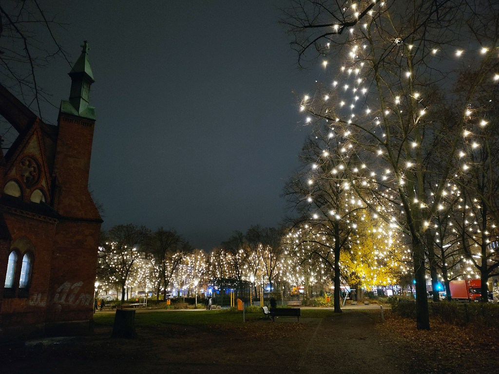 Schöne Beleuchtung: Rund um die Kirche auf dem Leopoldplatz gibt es auch Lichterketten