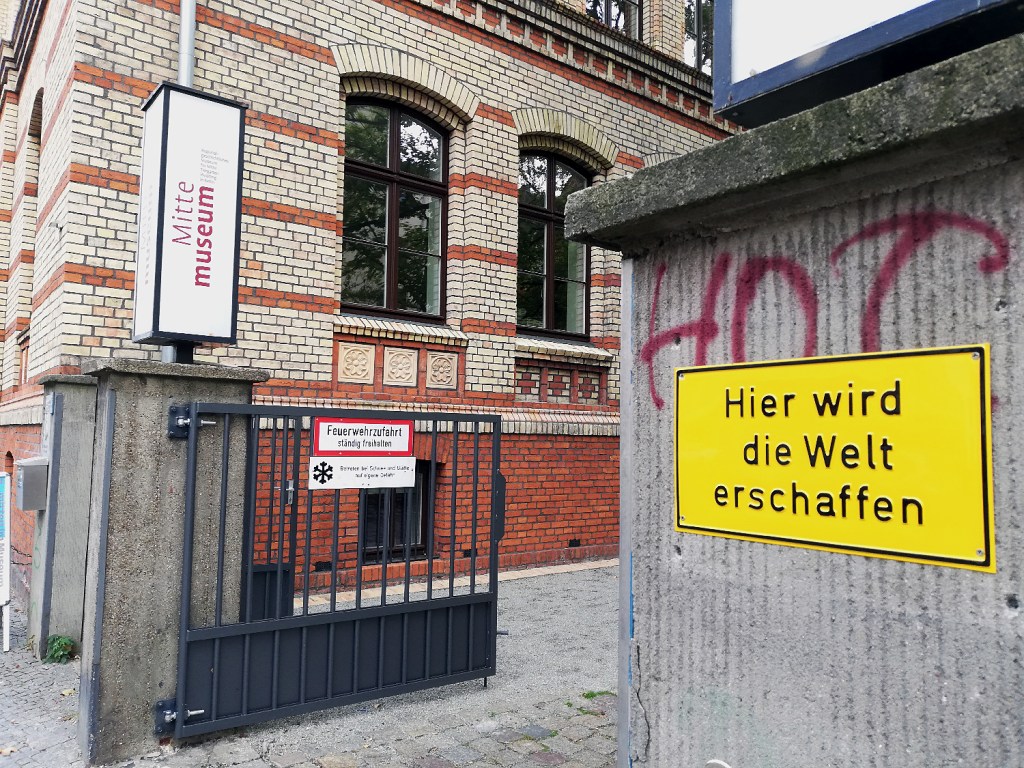 Schild mit der Aufschrift "Hier wird die Welt erschaffen" am Mitte Museum in der Pankstraße. Foto: Hensel