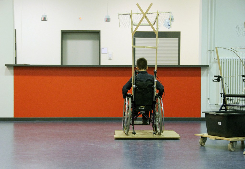 Hier suchen Kinder im Olof-Palme-Zentrum ihre Wege mit einem Rollstuhl beim Projekt "Roll den Kiez". Foto: Hensel