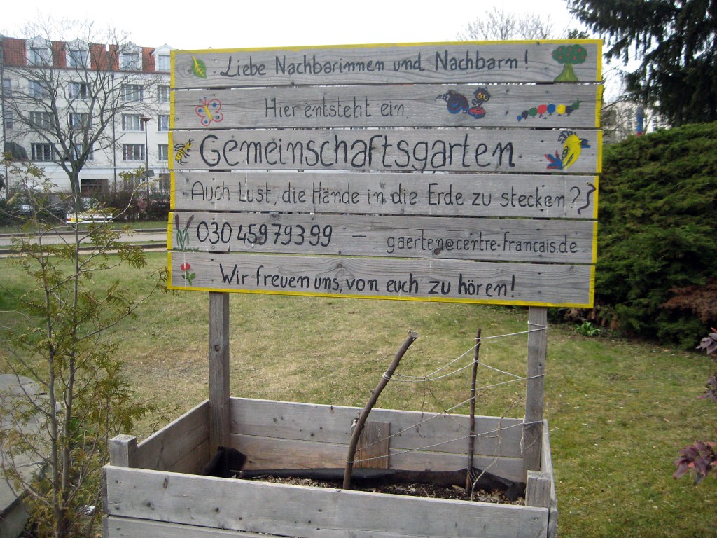 So begann das Gartenprojekt: mit einem Hochbeet plus Schild. Foto: Hensel